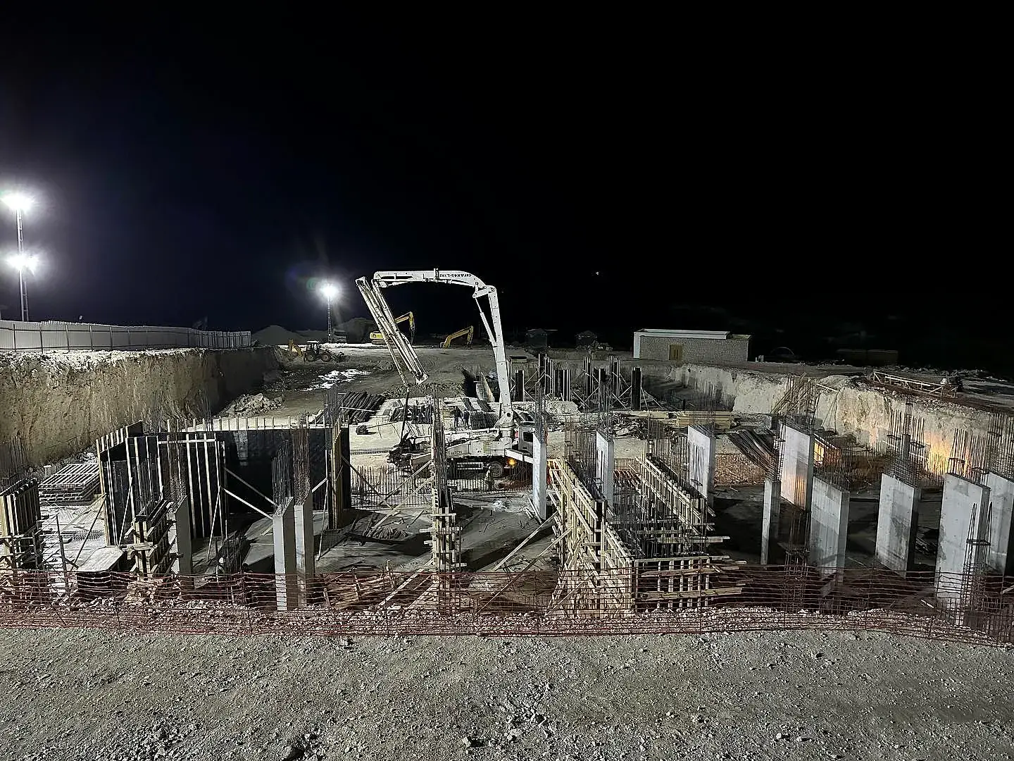 Alaçatı şantiyesinde gece betonarme çalışmaları