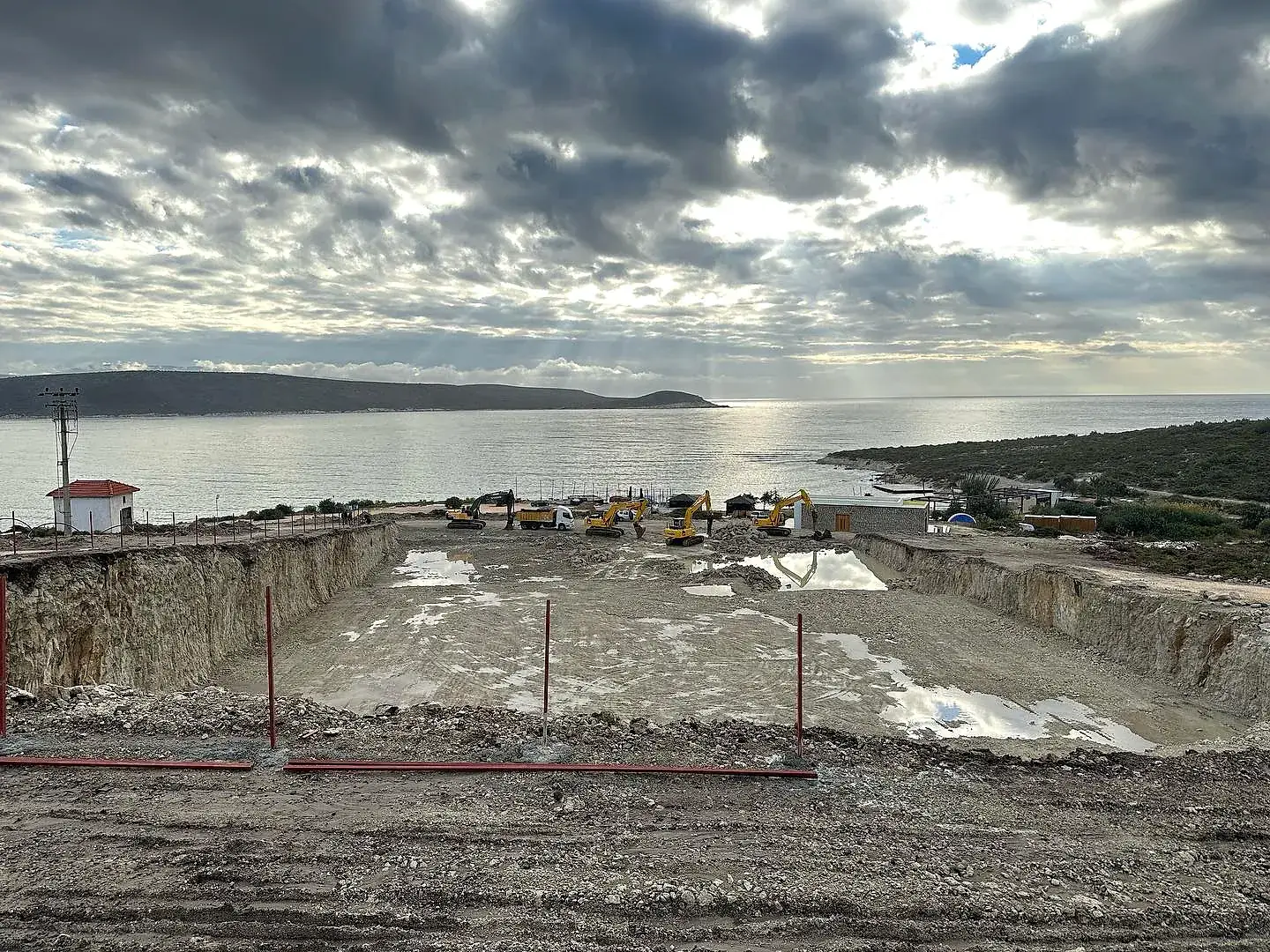 Alaçatı'da deniz manzaralı proje alanında hazırlık çalışmaları