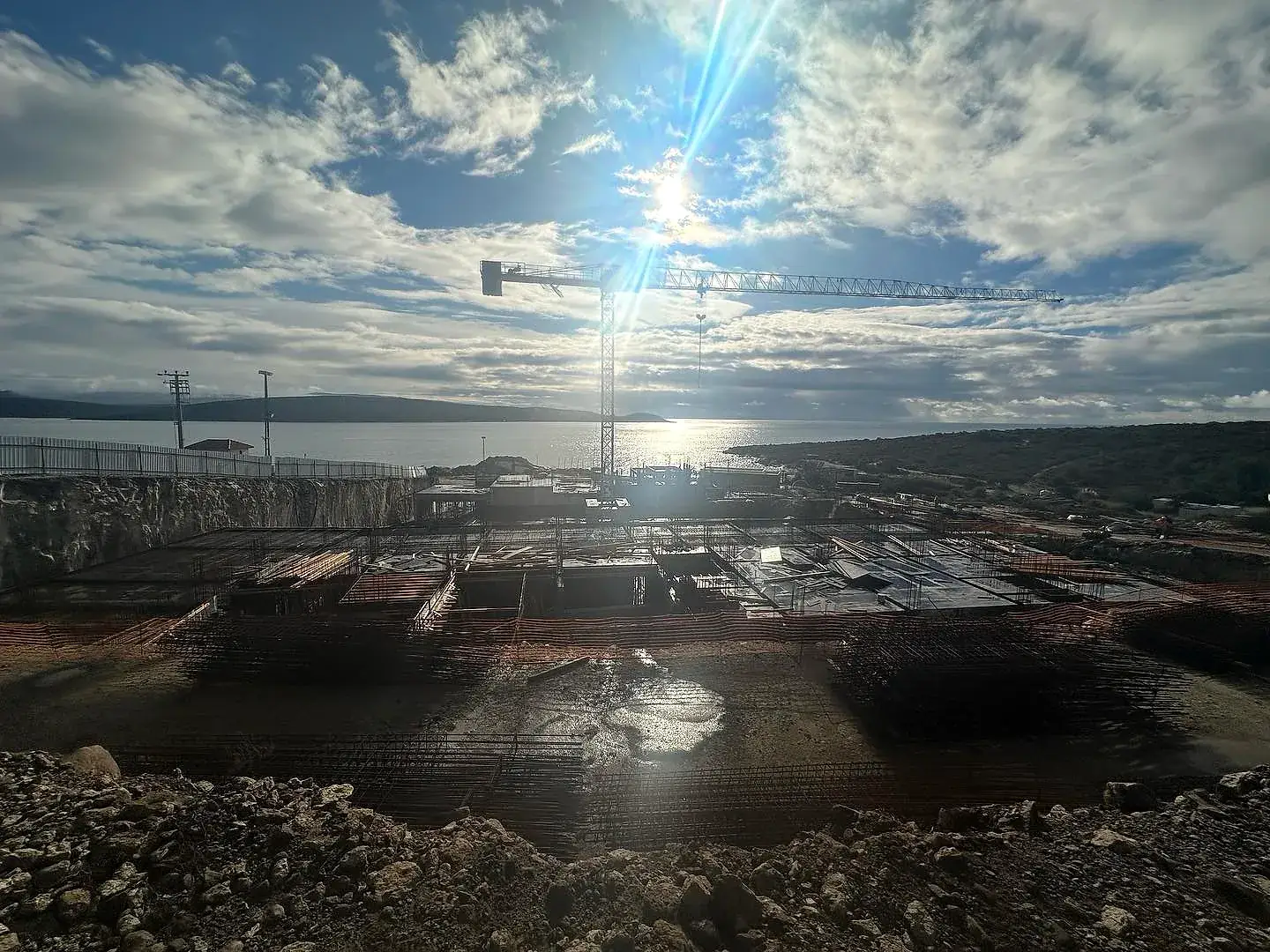 Alaçatı'daki şantiyede gün batımında betonarme alan