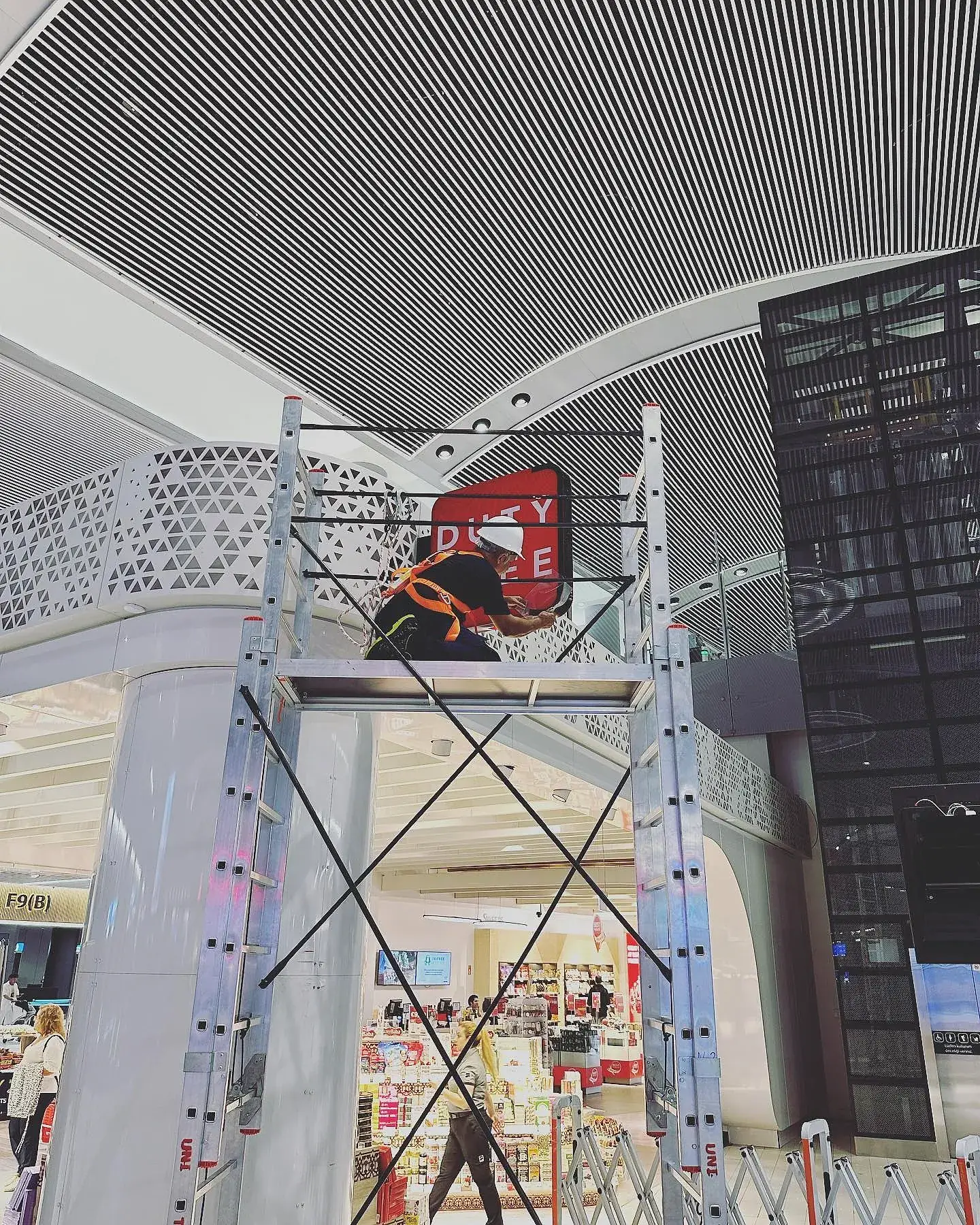 Team member in a safety harness installing a sign at Istanbul Airport's International Terminal (2)